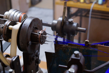 撚り糸から撚り房を作る機械(撚り返し機)