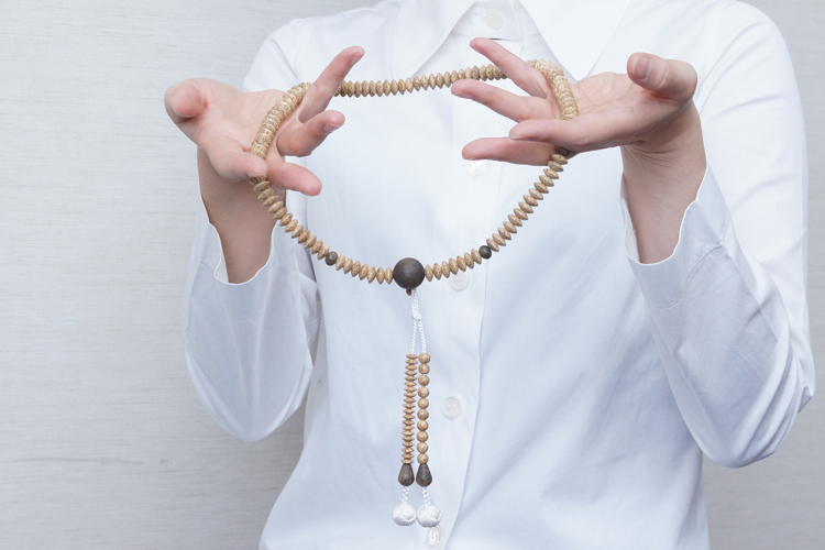 数珠の歴史 18 涙を数珠玉に喩え贈る 沈の数珠に黄金の装束 彰子の出家 念珠 数珠なら文久元年創業の山田念珠堂へ