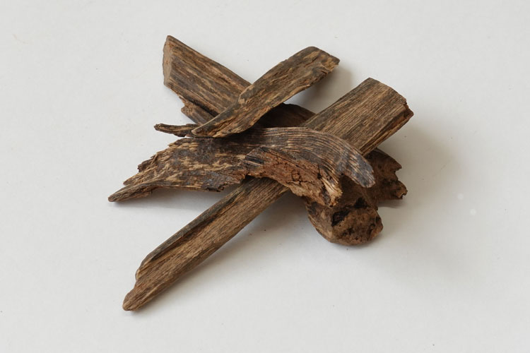 数珠の歴史 18 涙を数珠玉に喩え贈る 沈の数珠に黄金の装束 彰子の出家 念珠 数珠なら文久元年創業の山田念珠堂へ